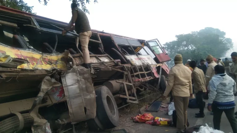यूपी: बहराइच में बड़ा सड़क हादसा, ट्रक ने रोडवेज बस को मारी टक्कर, 6 की मौत, 15 घायल