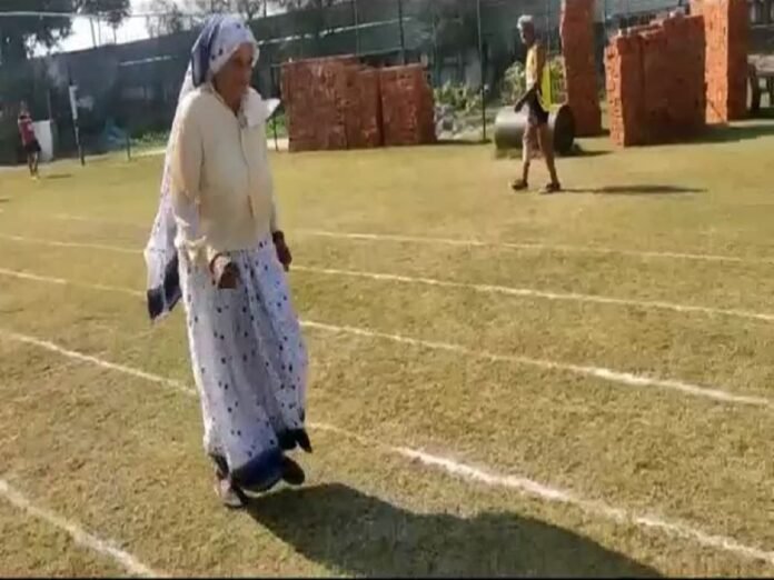 80 वर्षीय बुज़ुर्ग महिला बनी उड़नपरी, 49 सेकेंड में 100 मीटर की लगाई दौड़, वीडियो वायरल