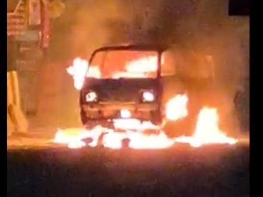 मैनपुरी में बड़ा हादसा: मारूति वैन में लगी आग, जलकर हुई राख !