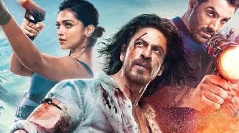 शाहरुख की धमाकेदार एंट्री से थ‍ियेटर के बाहर झूमे फैन्स, ‘पठान’ को मिली 5 स्टार रेटिंग !