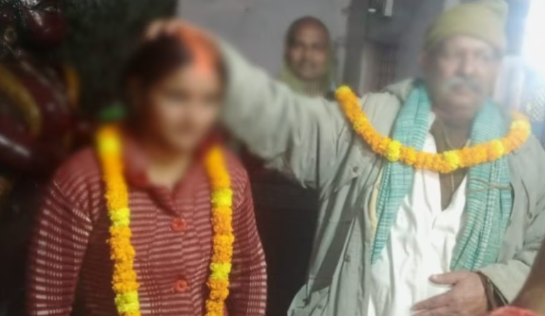 70 साल के ससुर का 28 साल की बहू पर आया दिल, मंदिर में रचा ली शादी, तस्वीरें वायरल
