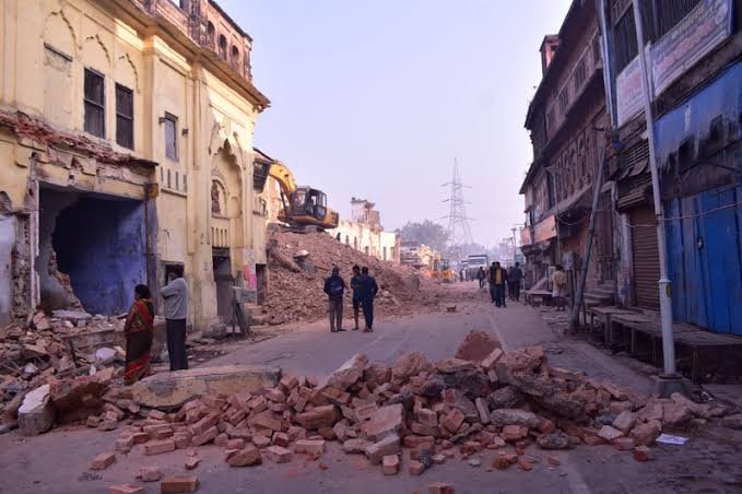 अयोध्या: रामपथ चौड़ीकरण में मंदिर की दीवार गिरने से मजदूर की मौत !