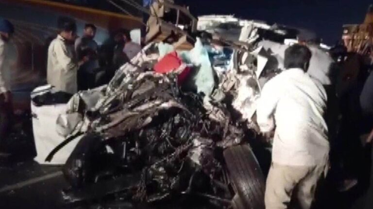 गुजरात में भीषण सड़क हादसा, 7 लोगों की मौत.. कई घायल !