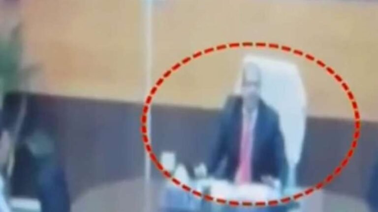 Viral Video: इस IAS अधिकारी ने बैठक के दौरान अधिकारियों को दी गालियां !