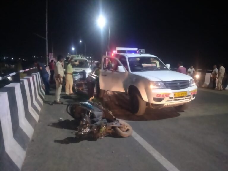 Road Accident in Sagar: तेज रफ्तार Scorpio ने स्कूटी-बाइक को मारी टक्कर, कांग्रेस नेता समेत 3 की मौत !