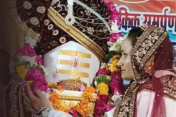 युवती ने रचाया भगवान शिव से विवाह, शिवलिंग को रथ पर सवार कर निकली बरात..!!