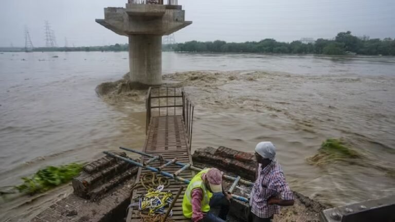 यमुना नदी के जल स्तर ने तोडा रिकॉर्ड, बाढ़ से जलमग्न हुए कई इलाके
