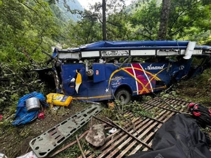 Uttarakhand Bus Accident: गंगोत्री हाईवे के पास खाई में गिरी बस, 8 श्रद्धालुओं की मौत, 27 का रेस्क्यू जारी !