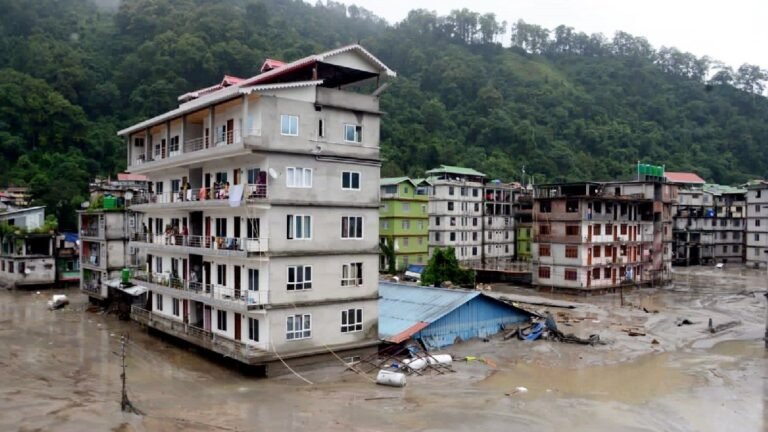 सिक्किम में तबाही का कारण नेपाल का भूकंप, 100 से अधिक लोग लापता !