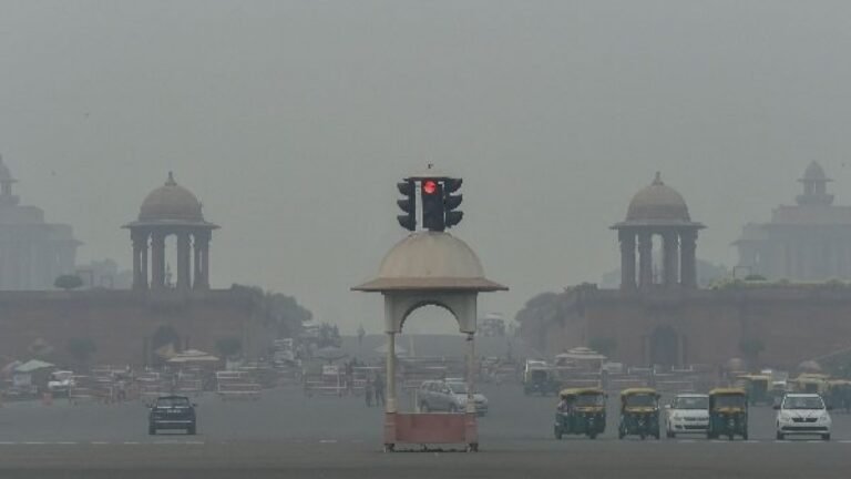 दिल्ली में बरपा जहरीली हवा का कहर, सरकार ने उठाये इमरजेंसी कदम।