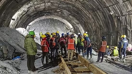 Uttarkashi Tunnel Collapse: सुरंग में फसे 41 लोग, सामने आई कंपनी की बड़ी लापरवाही।