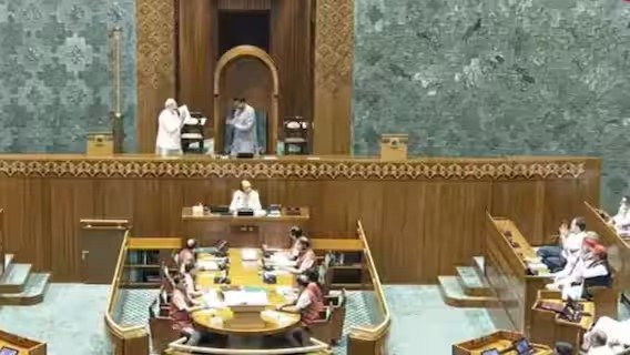 शपथ लेते ही पीएम मोदी ने जब देखा…हाथ में संविधान की कॉपी लिए राहुल गांधी ने दिया ऐसा रिएक्शन !