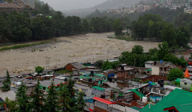 हिमाचल प्रदेश में भारी बारिश का अलर्ट, अंजनी महादेव में फटा बादल, जानें आपके शहर का हाल