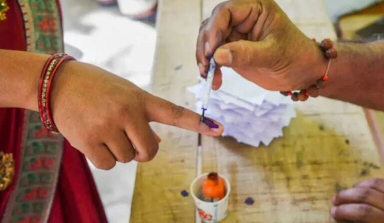 Maharashtra Election: महाराष्ट्र में बेहद सुस्त वोटिंग, 288 सीटों पर हो रहा मतदान