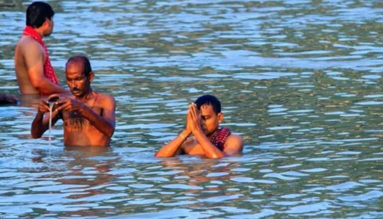 महाकुंभ स्नान के बाद घर पर जरूर लाइएगा ये चीजें, हर पल बनी रहेगी खुशहाली