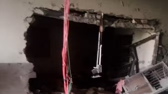 Big Accident In Delhi: दिल्ली के नरेला में हुआ बड़ा हादसा, गैस सिलिंडर फटने से 8 लोग झुलसे, सभी अस्पताल में भर्ती !