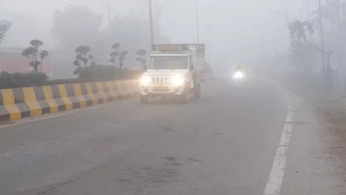 Winter Havoc In Uttar Pradesh: यूपी में सर्दी का कहर, पछुआ हवाओं ने बढ़ाई ठिठुरन, पूर्वांचल और तराई में हल्की बारिश के आसार !