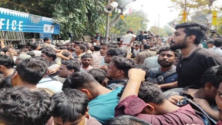“IND vs ENG वनडे मैच के लिए टिकटों की बिक्री में मची भगदड़, कई लोग हुए बेहोश, पुलिस ने किया काबू”