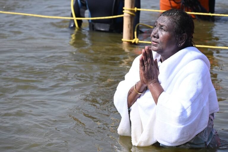 राष्ट्रपति द्रौपदी मुर्मू ने महाकुंभ में त्रिवेणी संगम में पवित्र डुबकी लगाई, मुख्यमंत्री योगी आदित्यनाथ भी रहे मौजूद