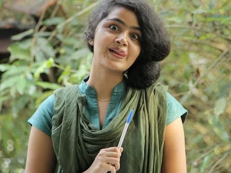 28 की उम्र में बॉलीवुड की छा चुकी अनुपमा परमेश्वरन ने 73 करोड़ की कमाई वाली फिल्म से मचाई धूम!