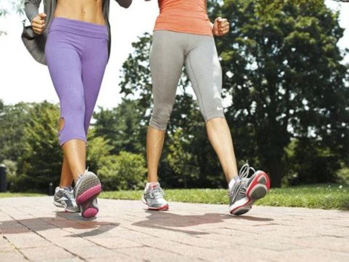 30-minute brisk walk: वजन घटाने से लेकर मानसिक शांति तक, जानें इसके अनगिनत फायदे