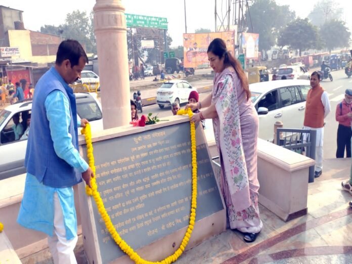गायिका अनुराधा पौडवाल ने लता मंगेशकर की शिलापट्ट पर माल्यार्पण कर दी श्रद्धांजलि,हुई भाव विभोर