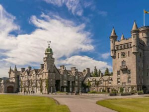 दिवंगत महारानी एलिजाबेथ द्वितीय ने अपने शाही निवास  में देखा था भूत 