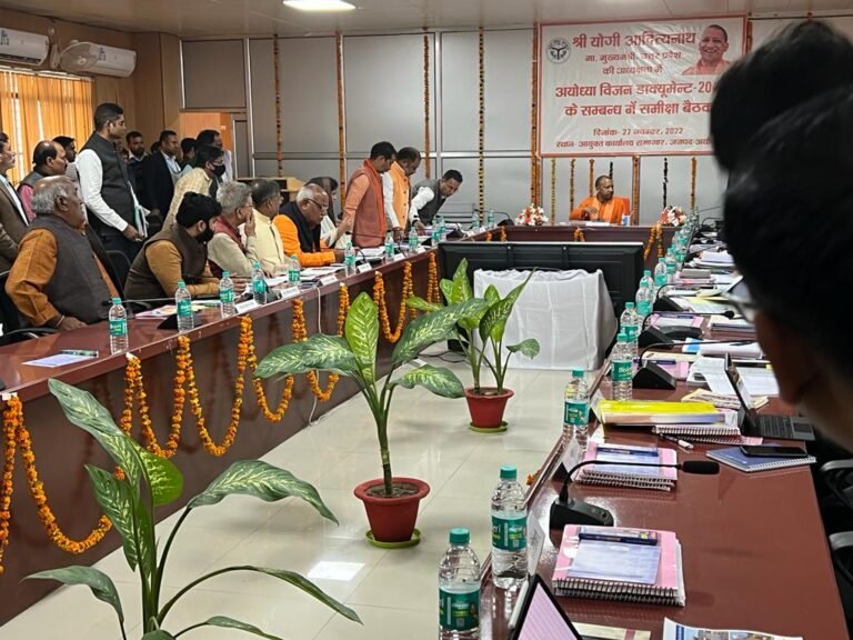 सीएम योगी आदित्यनाथ पहुंचे अयोध्या, हनुमान गढ़ी में दर्शन के बाद विकास कार्यों की समीक्षा