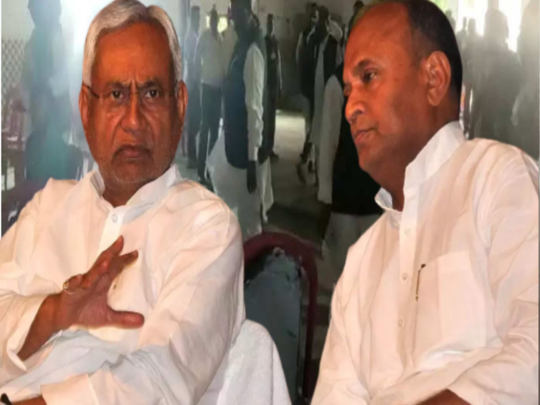 बिहार की सियासत के बेताज बादशाह नीतीश कुमार का जेडीयू पार्टी में दिख रहा धुंधला असर