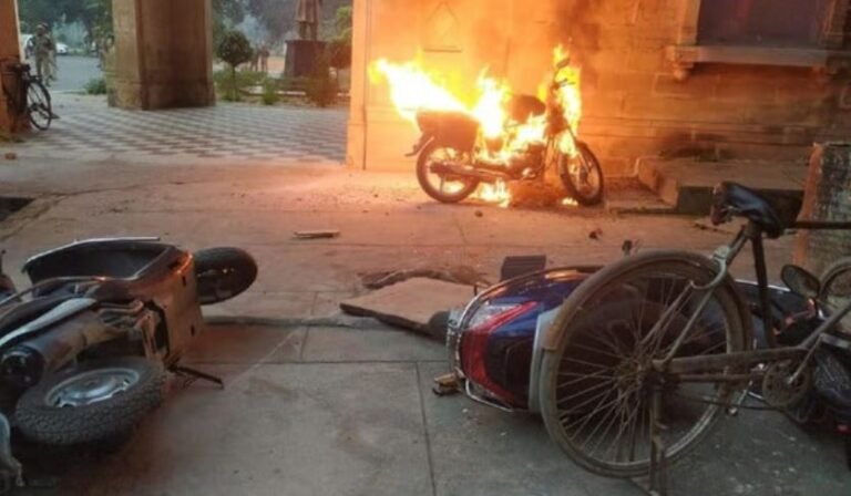 इलाहाबाद यूनिवर्सिटी में जमकर बवाल, छात्रों और गार्ड के बीच भिड़ंत, कैंपस में फायरिंग