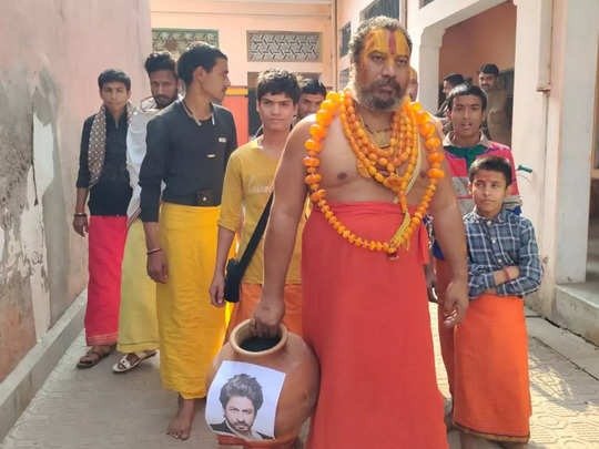 शाहरुख की अयोध्या में हुई तेरहवीं, जगद्गुरु परमहंसाचार्य ने कहा- अलकायदा को फंडिंग करते हैं खान