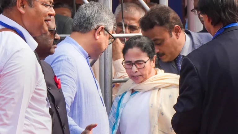 ‘जय श्री राम’ के नारे से भड़की ममता बनर्जी, समारोह में बैठने से किया इनकार !