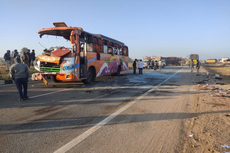 Accident: महाराष्ट्र में भीषण हादसा, शिरडी बस-ट्रक की आमने-सामने की टक्कर, 10 की मौत…40 घायल !