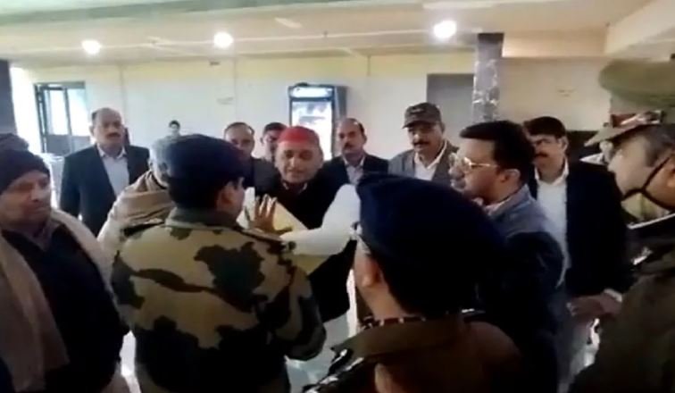 अखिलेश यादव ने पुलिस मुख्यालय में चाय पीने से किया इनकार, बोले- जहर मिला दिया तो…