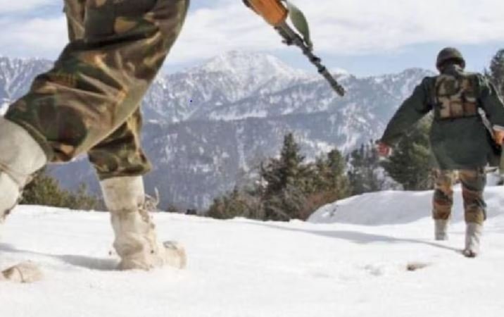 जम्मू-कश्मीर: माछिल सेक्टर में गश्त के दौरान खाई में गिरने से तीन जवानों की गई जान