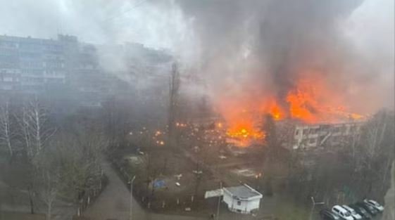 कीव में छोटे बच्चों के स्कूल पर गिरा हेलीकॉप्टर, यूक्रेन के गृह मंत्री समेत 16 की मौत