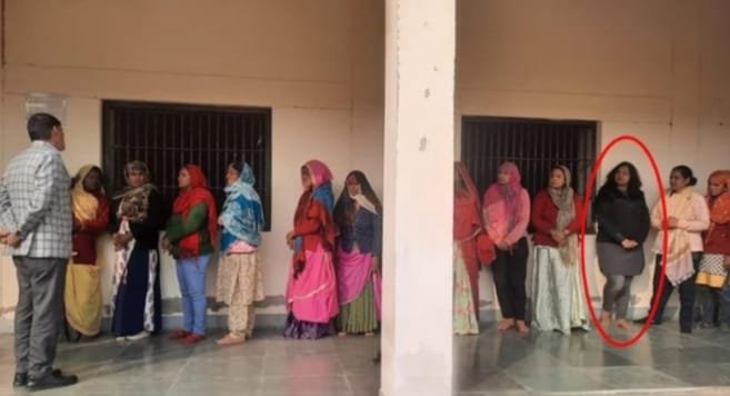 जेल में नंगे पैर खड़ी दिखी घूसखोर एडिशन ACP दिव्या मित्तल, 2 करोड़ की मांगी थी रिश्वत !