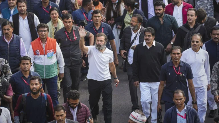 राहुल गांधी की सुरक्षा में चूक, शख्स ने जबरन लगाया गले !