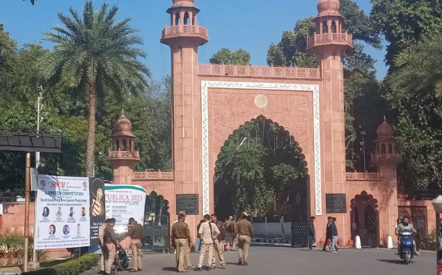 अलीगढ़ मुस्लिम यूनिवर्सिटी में गोली चलने से मचा हड़कंप, छात्र सदमे में