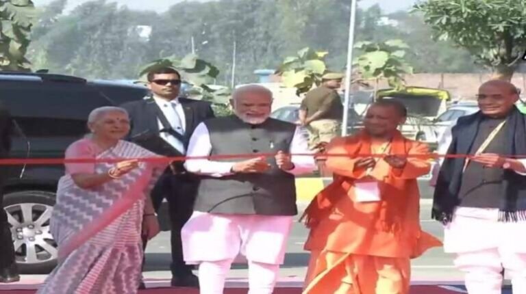 लखनऊ में ग्लोबल इन्वेस्टर्स समिट का PM मोदी ने किया उद्घाटन, अंबानी सहित देश के कई उद्योगपति हुए शामिल !