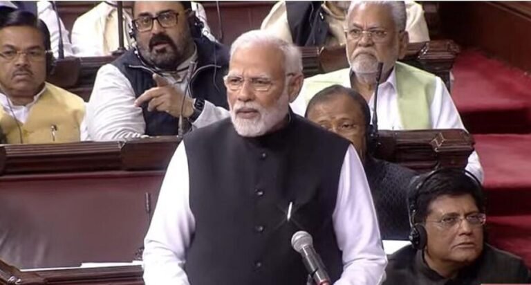 पीएम मोदी का विपक्ष पर हमला, कहा- ‘उसके पास कीचड़, मेरे पास गुलाल’ !