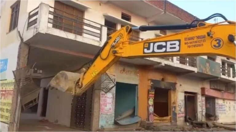 माफिया मुख्तार अंसारी के गुर्गे के घर पर गरजा बुलडोजर, करोड़ों की कोठी हुई जमींदोज !