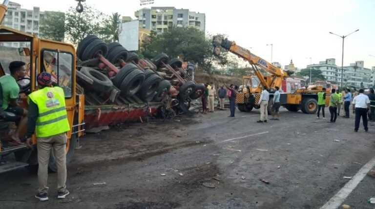 महाराष्ट्र के पुणे में ट्रक और बस की जोरदार भिड़ंत, चार लोगों की मौत, 22 घायल