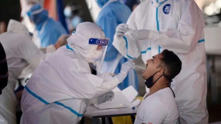 देश में एक बार फिर कोरोना ने पसारे पैर, इन राज्यों में हो रही कोरोना से मौतें, जानें लेटेस्ट अपडेट