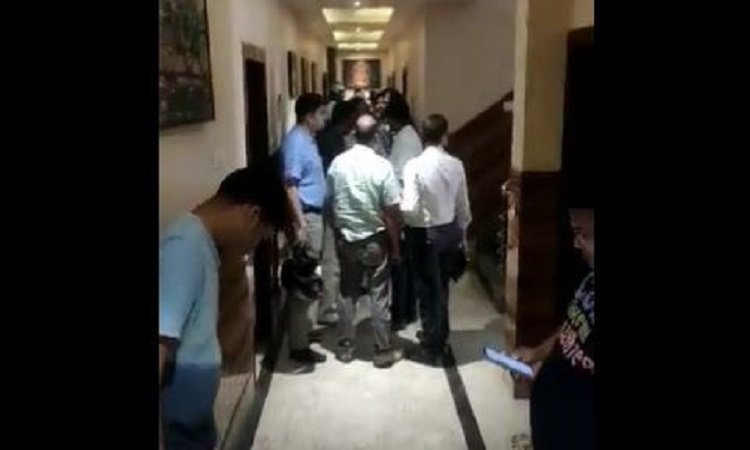 Breaking News: प्रयागराज के होटल में फंदे से लटकता मिला Deputy CMO का शव !