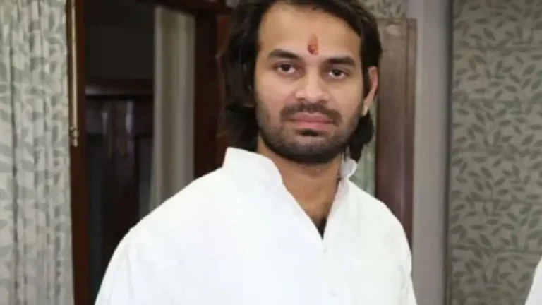 लालू यादव के बेटे तेजप्रताप से बदसलूकी, होटल के कमरे से सामान बाहर फेंका !