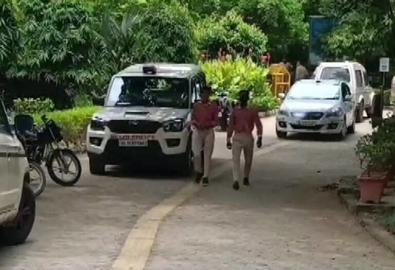 दिल्ली क्राइम: कॉलेज के बाहर लड़की पर रॉड से हमला, उतारा मौत के घाट..!