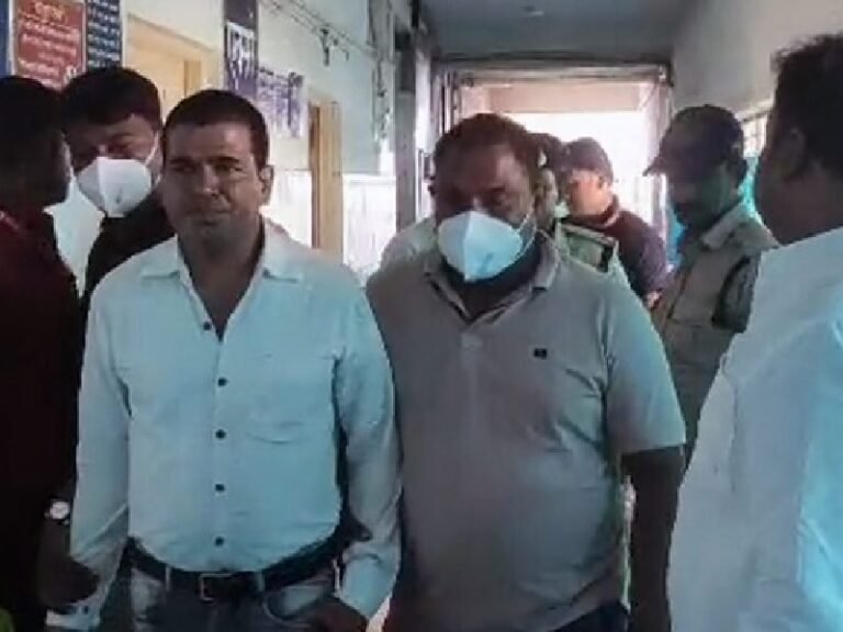 MP के पटवारी ने पुलिस टीम को देखते ही निगले रिश्वत के पैसे..!