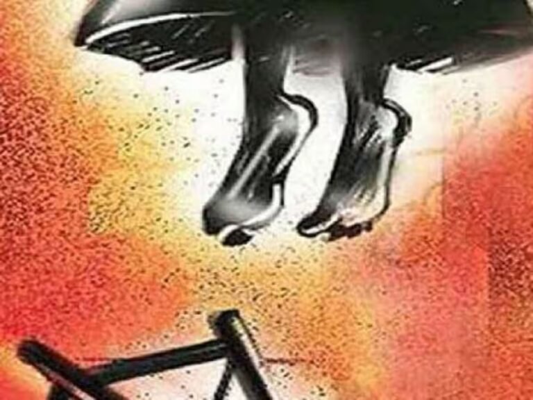 बच्चे की प्राइवेट स्कूल की फीस न दे पाने पर दी मां ने अपनी जान