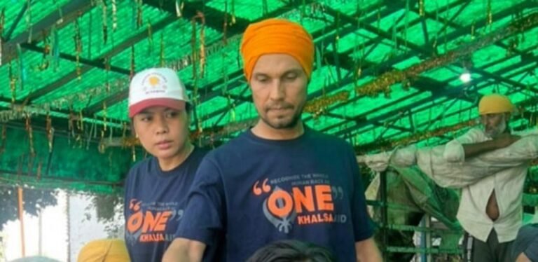 पर्दे के बाद असल जिंदगी में हीरो बने रणदीप हुड्डा, हरियाणा में प्रेमिका के साथ बाढ़ पीड़ितों को बांटे खाने के पैकेट !